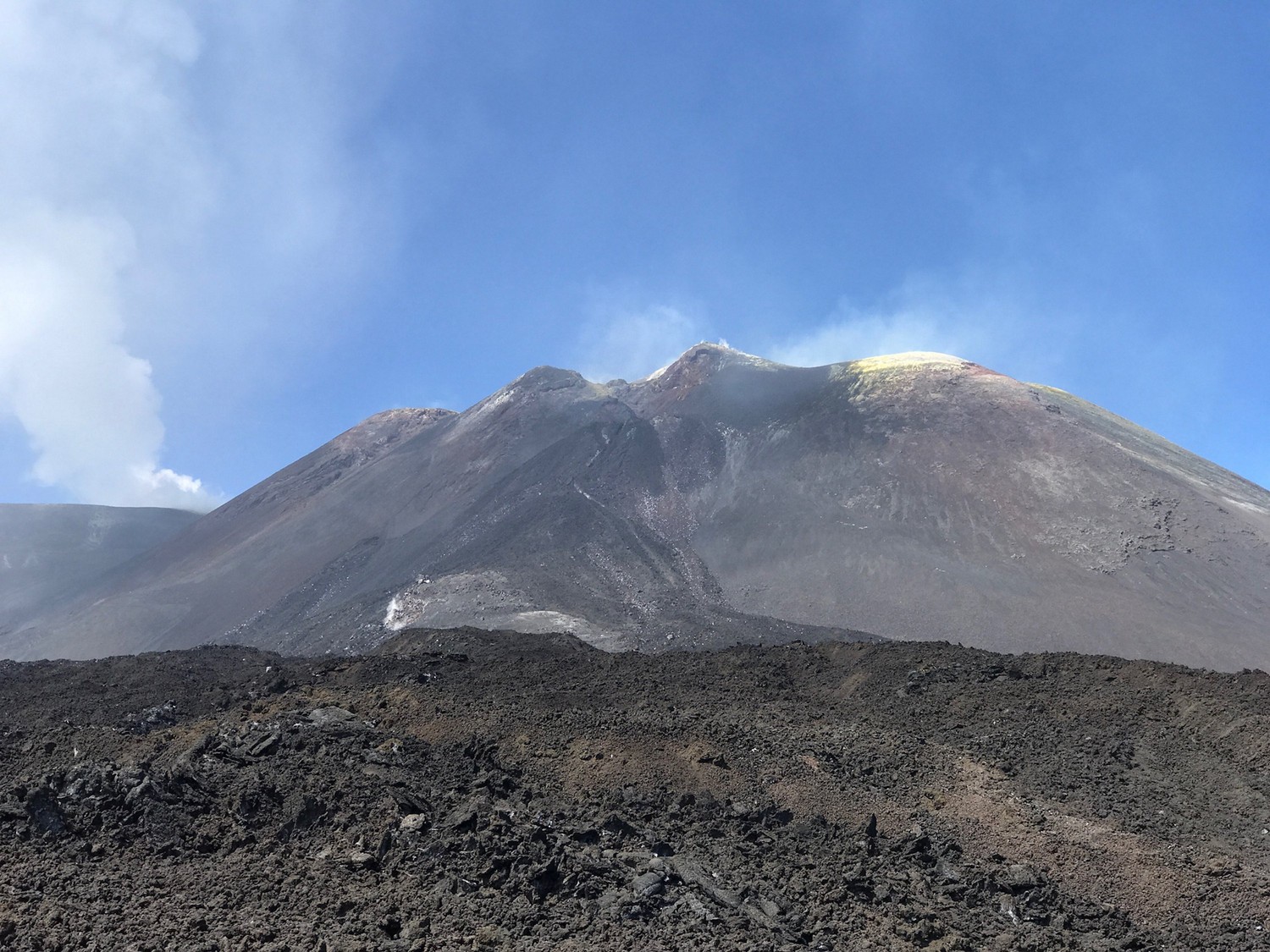 Volcán escudo en alta montaña - Escultura majestuosa de la naturaleza