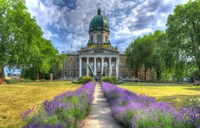 Explora la Belleza de la Lavanda en un Jardín Histórico