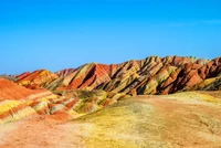 Explora los Vibrantes Badlands: Hermoso Fondo de Montañas y Naturaleza