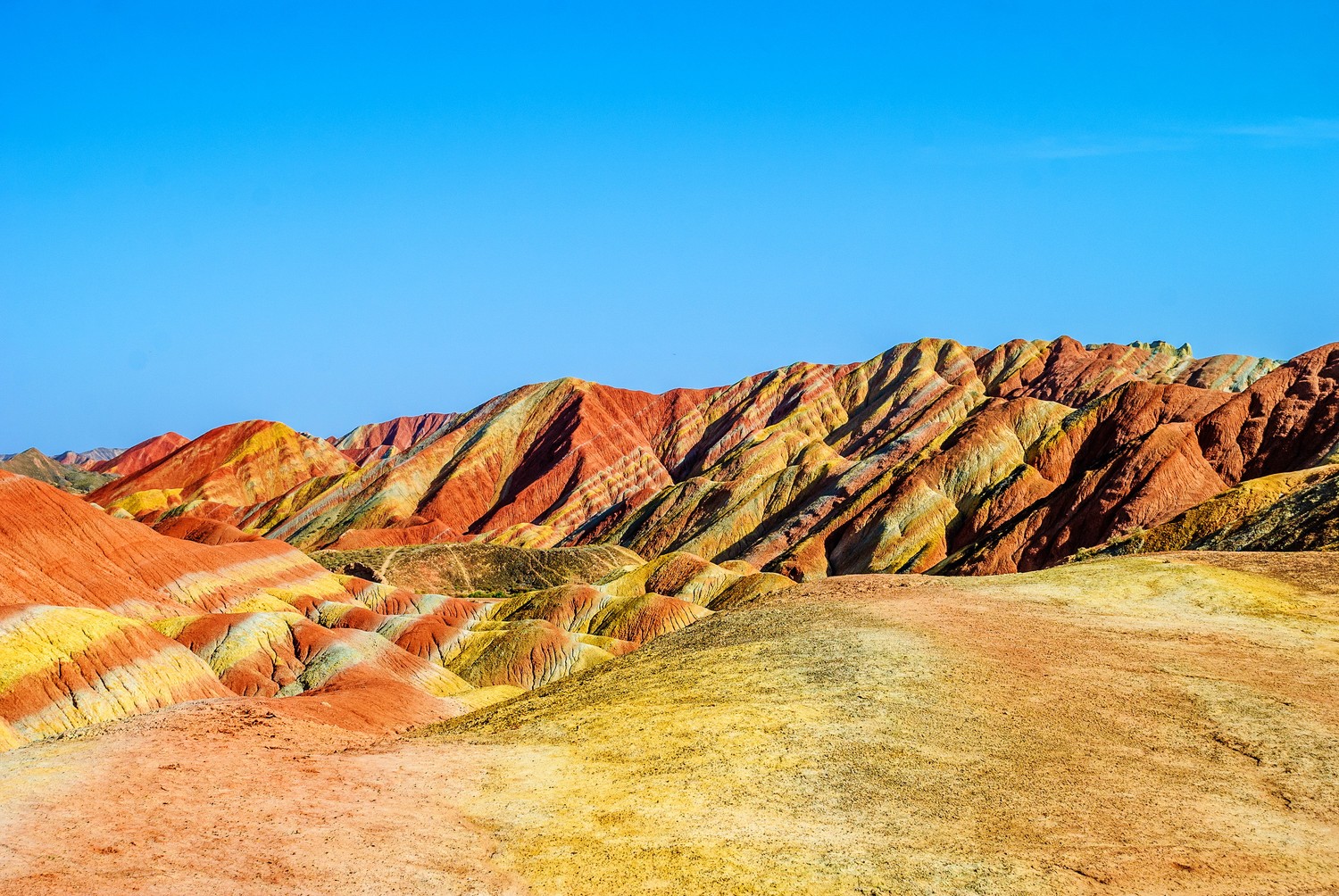 Explora los Vibrantes Badlands: Hermoso Fondo de Montañas y Naturaleza