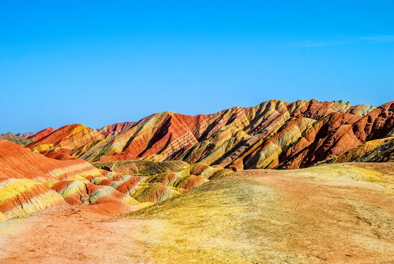 Explore the Vibrant Badlands: Beautiful Mountain and Nature Wallpaper