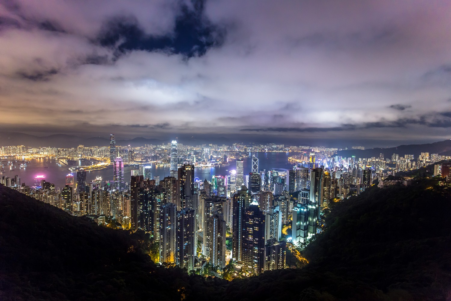 Paysage urbain nocturne à couper le souffle de Hong Kong