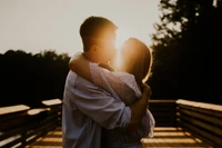 Superbe Fond d'Écran d'un Couple S'enlaçant sous la Lumière du Soleil