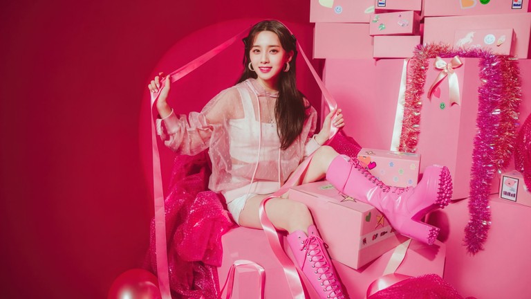 Kim Na Young in Vibrant Pink - Lightsum Wallpaper