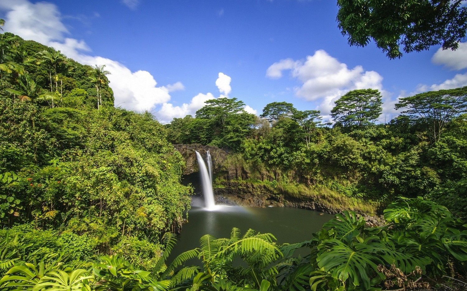 Découvrez la Beauté de Rainbow Falls dans le Parc National d'Erawan