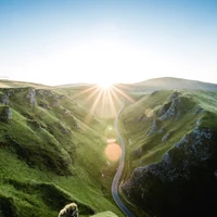 Explora el Majestuoso Fondo de Paisaje Highland