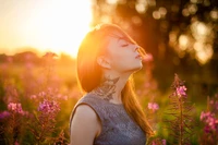 Beau portrait dans la nature au coucher du soleil