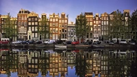 Explora la Belleza de las Reflexiones de los Canales de Ámsterdam