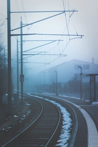 Explora Nuestro Fondo de Pantalla de Estación de Tren en la Niebla