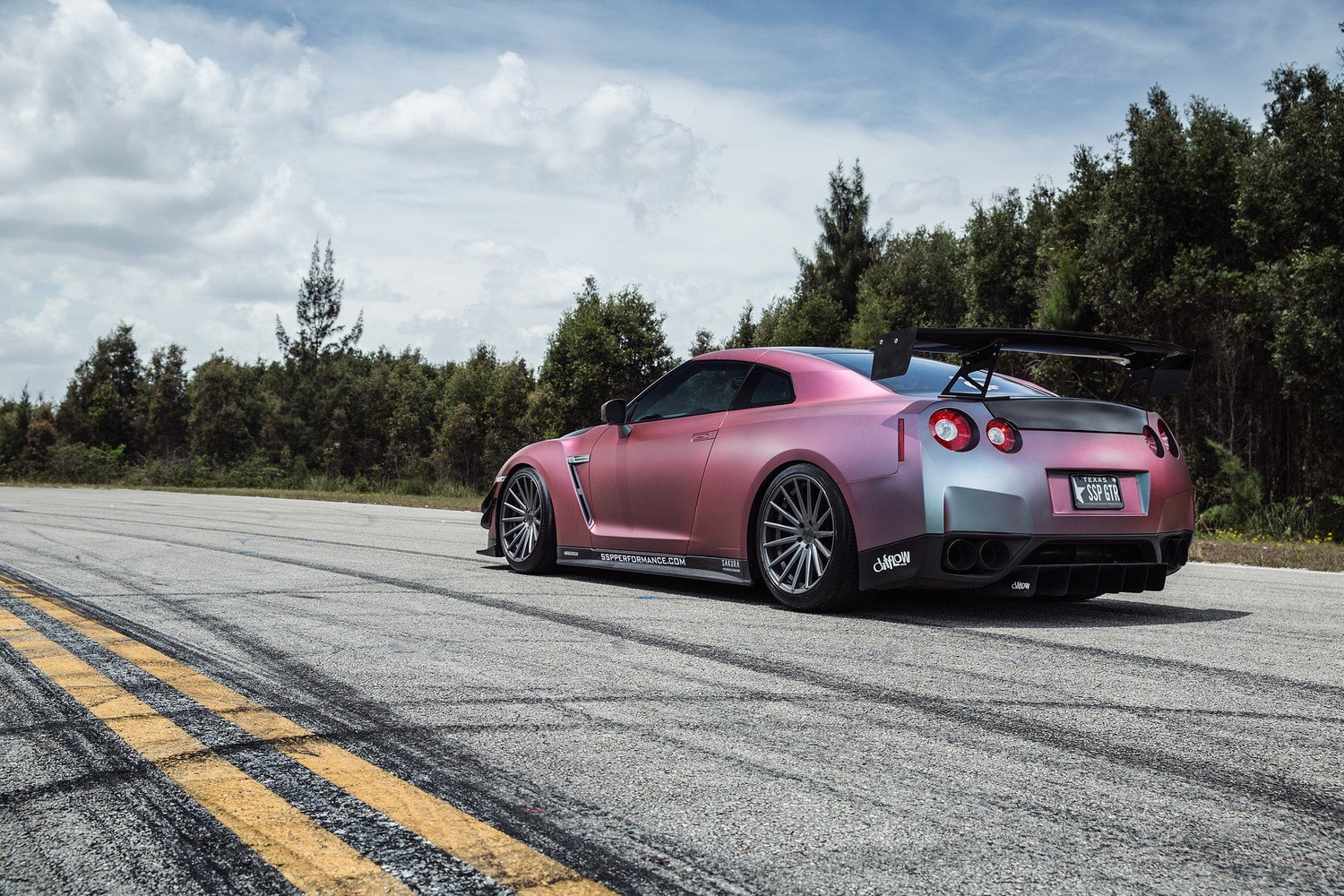 Nissan GT-R: Desata el poder con este impresionante fondo de pantalla