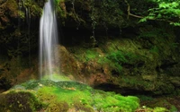 Explora la Tranquilidad de la Naturaleza con Nuestro Papel Tapiz de Cascada