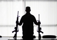 Silhouette Dramatique d'un Musicien Tenant des Armes