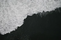 Impresionante Fondo de Pantalla de Olas Minimalista en Blanco y Negro