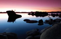 Impresionante reflejo del atardecer en un lago sereno