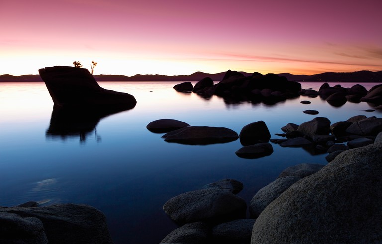 Breathtaking Sunset Reflection on a Serene Lake