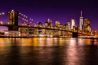 Explora nuestro cautivador fondo de pantalla del Puente de Brooklyn de noche