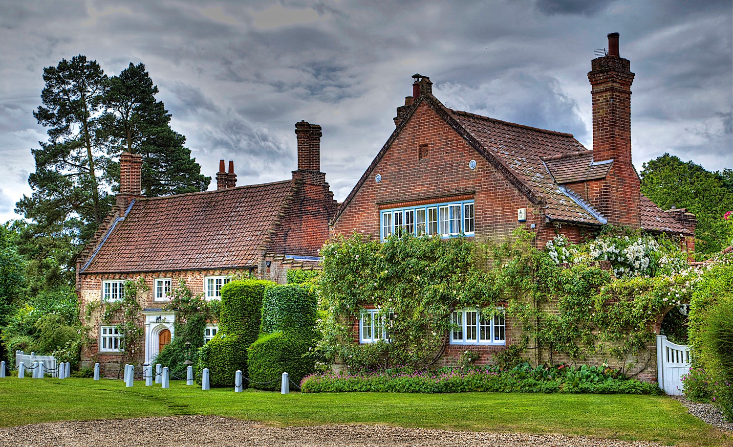 Explore Our Beautiful English Country House Wallpaper