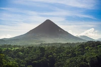 Explora el Majestuoso Fondo de Pantalla del Volcán Arenal