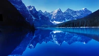 Éblouissant Moraine Lake dans le Parc National de Banff