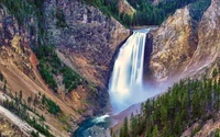 Explora las majestuosas Lower Falls del Parque Nacional Yellowstone