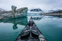 Vue Étonnante de Kayak dans le Lac Glaciaire de Norvège