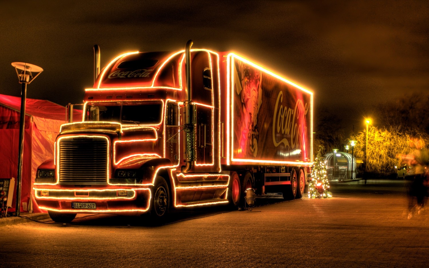 Camion Coca-Cola de Noël : Fond d'Écran Festif pour Votre Appareil