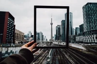 Téléchargez un Fond d'Écran Éblouissant de la CN Tower au Cœur de la Ville