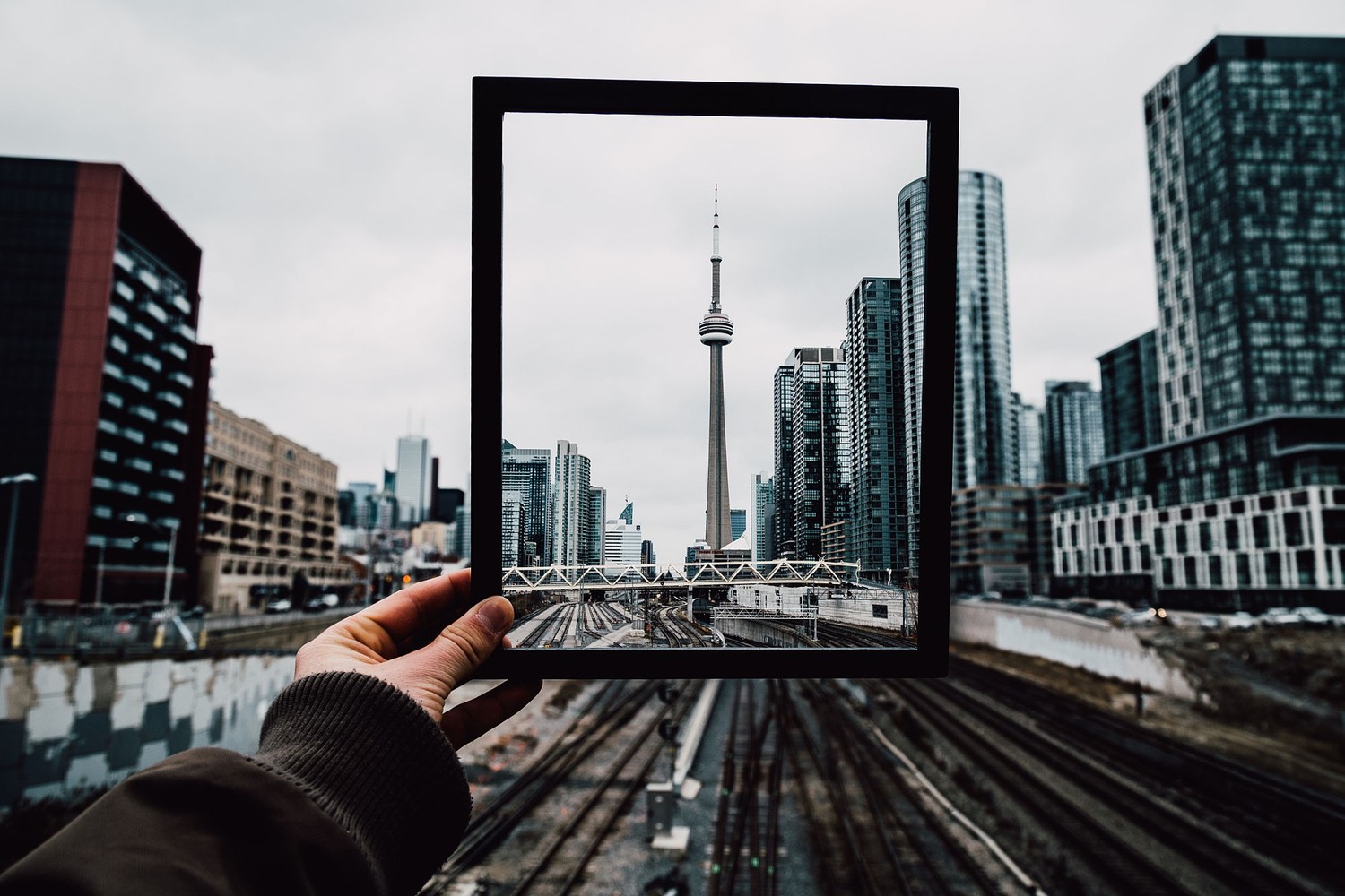 Download Breathtaking Wallpaper of CN Tower in the Heart of the City