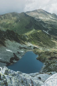 Explora la Belleza de un Tarn en las Tierras Altas