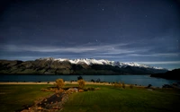 Explora la Majestuosa Escena Nocturna del Lago Wakatipu