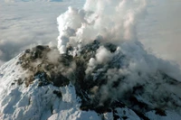 Fondo de Pantalla Impactante de una Erupción Volcánica