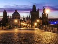 Explora el majestuoso Puente de Carlos de noche