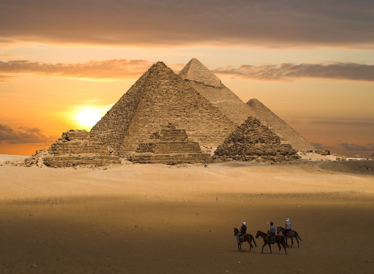 Explore the Majestic Great Pyramids of Giza