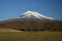 Explora un Impresionante Paisaje de Volcán Cubierto de Nieve