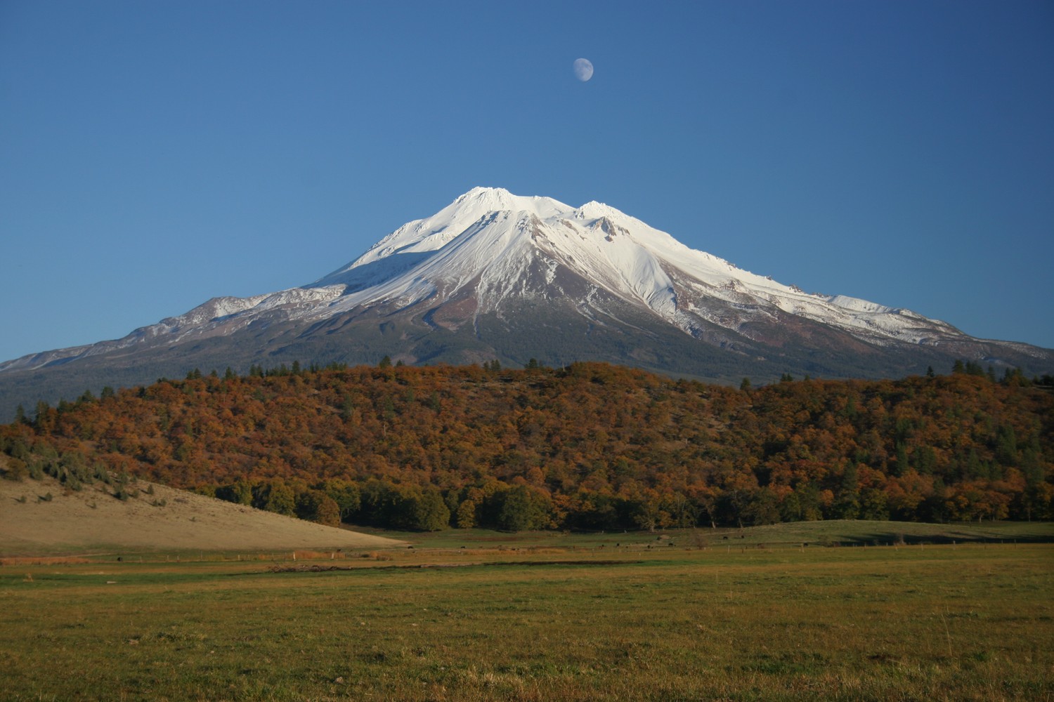 Explorez un Paysage de Volcan Enneigé Éblouissant