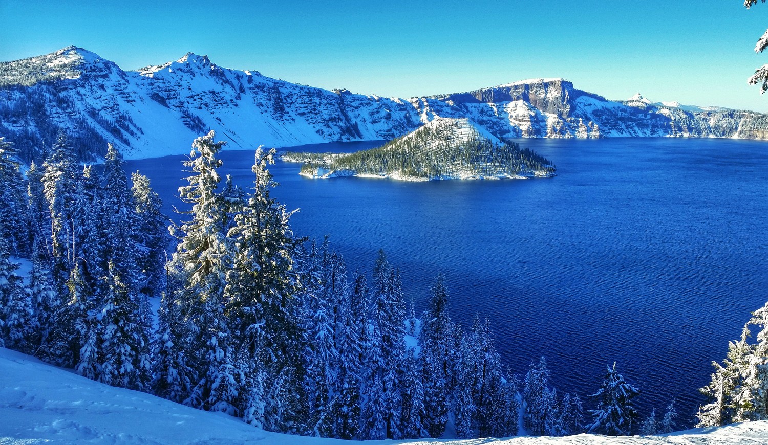 Vue Hivernale Éblouissante du Crater Lake