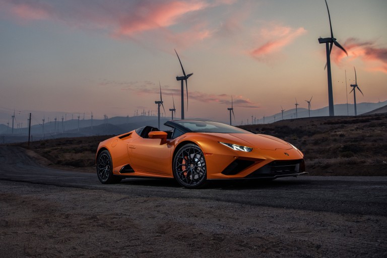 Download the Breathtaking Lamborghini Huracan Evo RWD Spyder Wallpaper