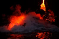 Explora la Majestuosidad Ardiente de las Erupciones con Nuestro Impresionante Fondo de Pantalla