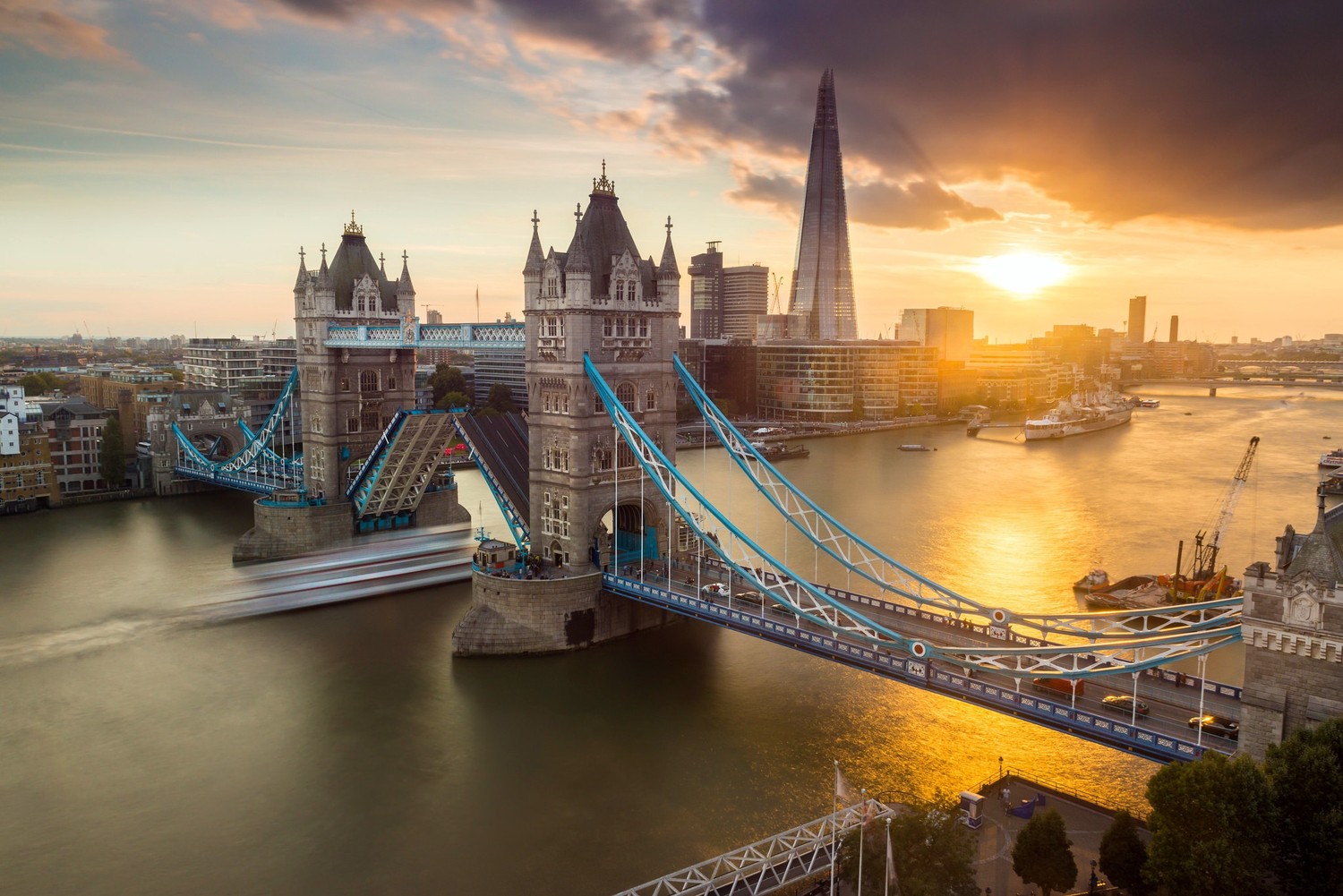 Beautiful Tower Bridge at Twilight - Free Wallpaper