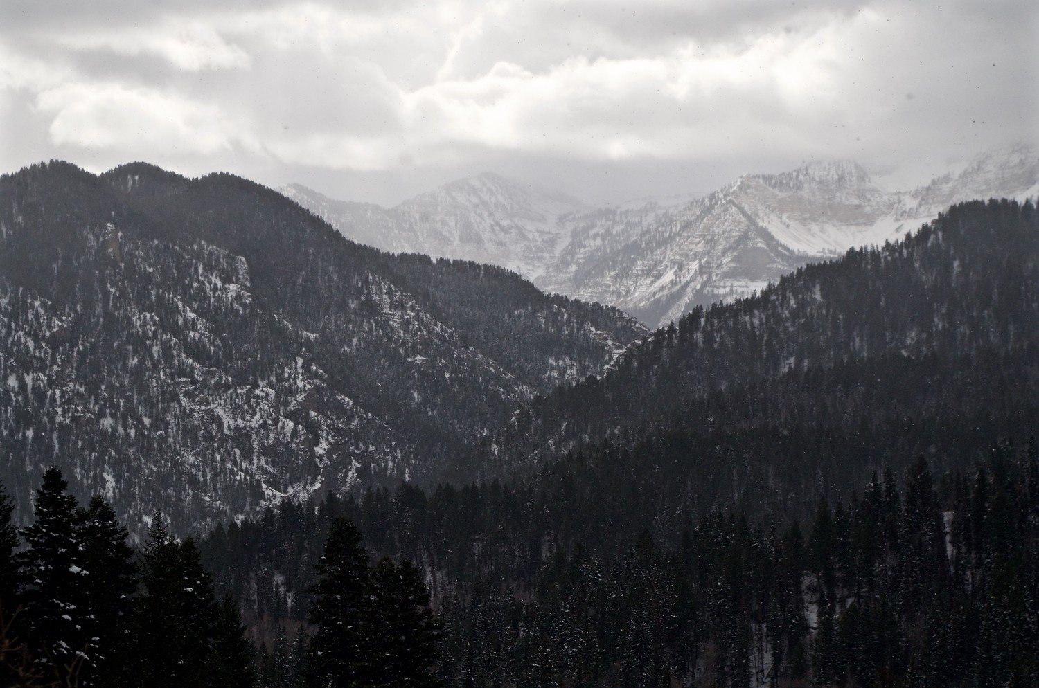 Découvrez la Beauté des Chaînes de Montagnes Enneigées