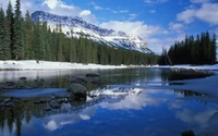 Espectacular reflexión de Castle Mountain en el río Bow