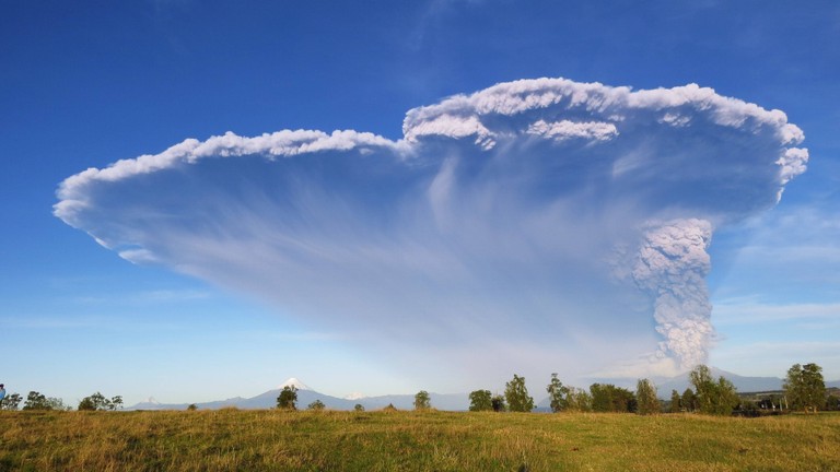 Download Breathtaking Calbuco Volcano Wallpaper