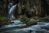 Cascada majestuosa: Un hermoso fondo de pantalla de arte digital