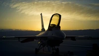 Magnifique Fond d'Écran au Coucher de Soleil avec Avions Militaires