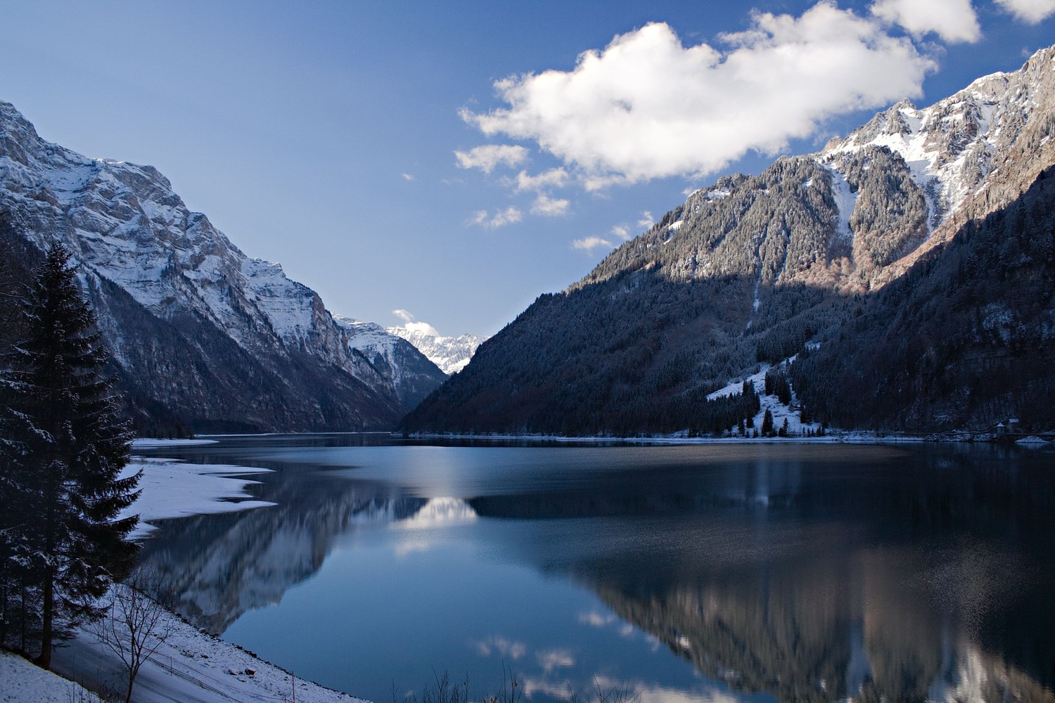 Reflejo Impresionante en Montañas en Lago Glaciar