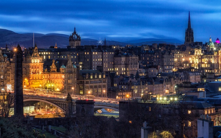 Edinburgh at Night: A Beautiful Cityscape Wallpaper