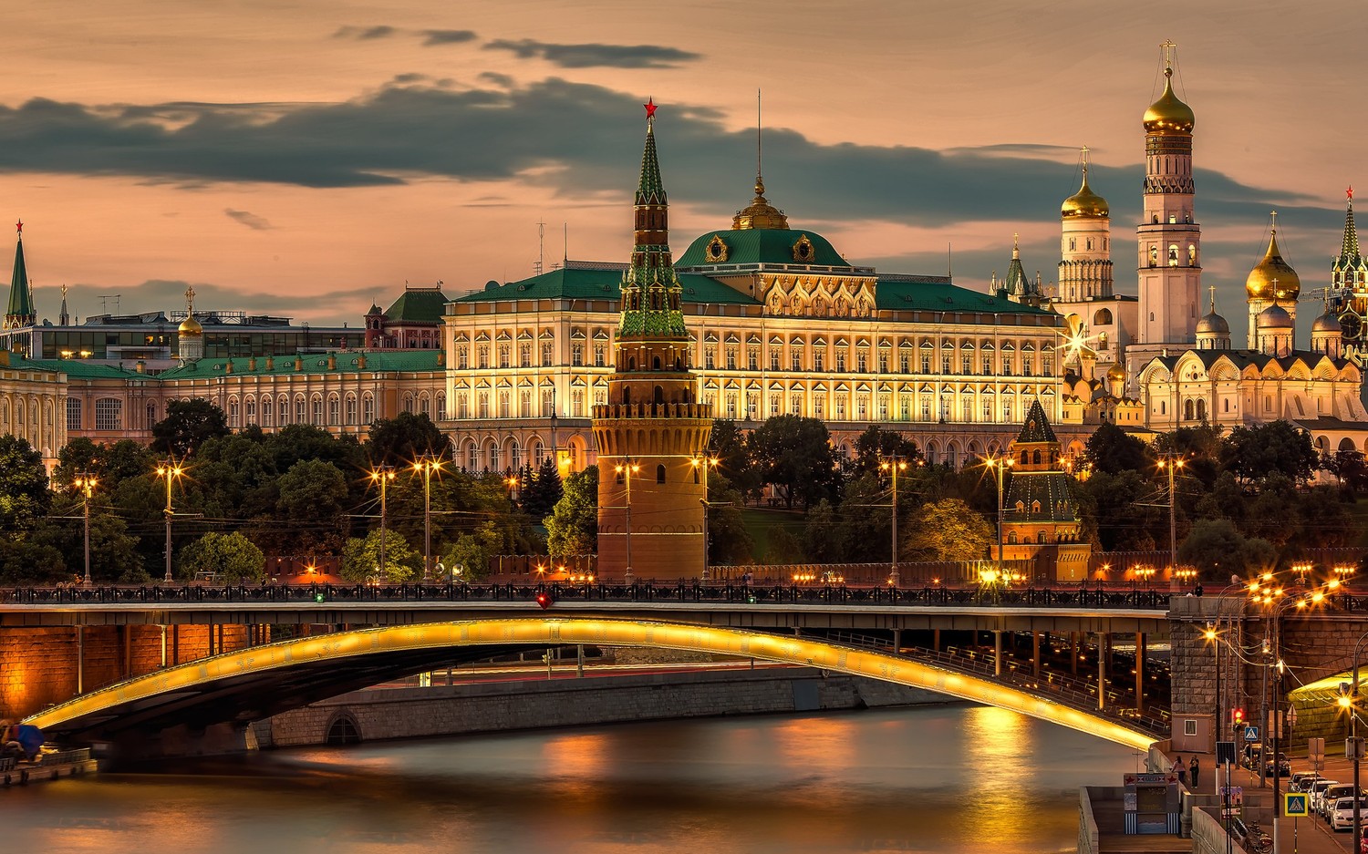 Explore the Beauty of Moscow: Download Stunning Kremlin Wallpaper