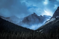 Explora las Montañas Nebulosas del Parque Nacional Yoho