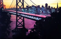 Hermoso fondo de pantalla del Puente de Oakland al anochecer