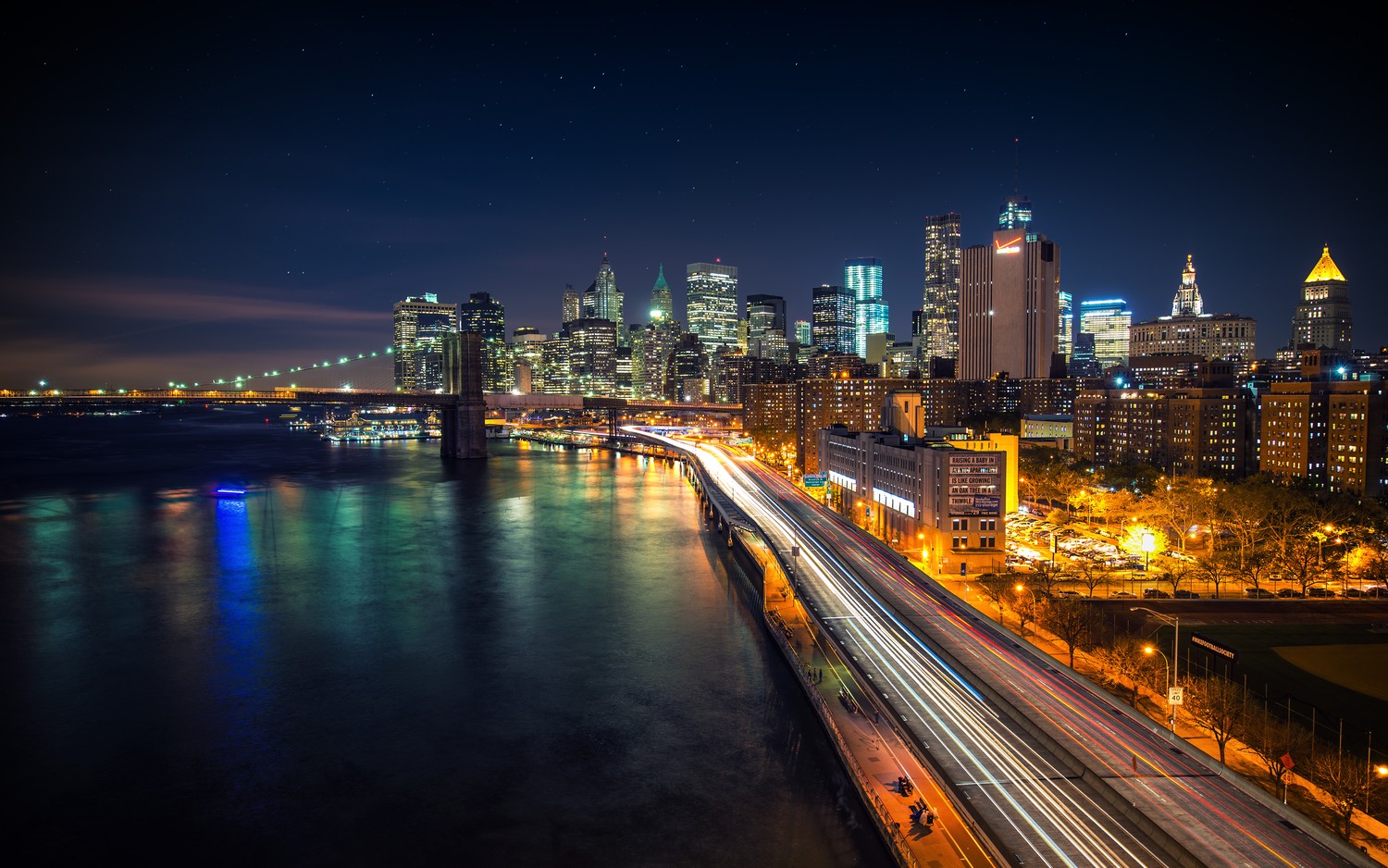 Découvrez le Skyline de Manhattan de Nuit - Fond d'Écran Haute Résolution